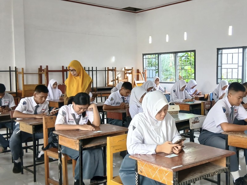 Pelaksanaan Penilaian Akhir Tahun (PAT) Kelas XII UPTD SMAN 1 Mamuju 