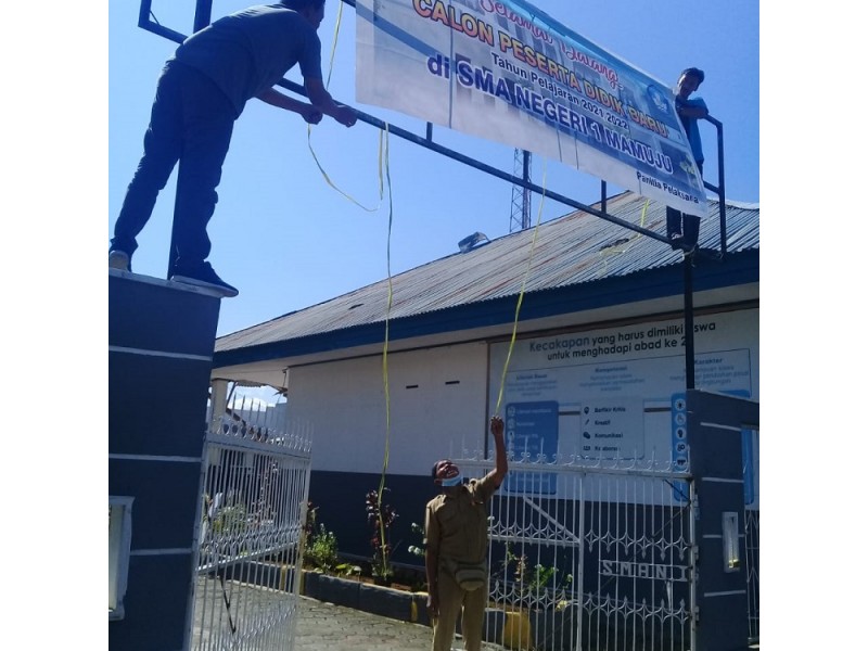 Pemasangan Spanduk Penerimaan Peserta Didik Baru (PPDB) SMA Negeri 1 Mamuju