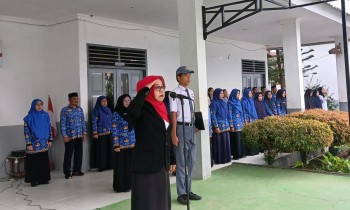 UPTD SMAN 1 Mamuju Peringati HUT Ke-80 RI dengan Upacara Bendera
