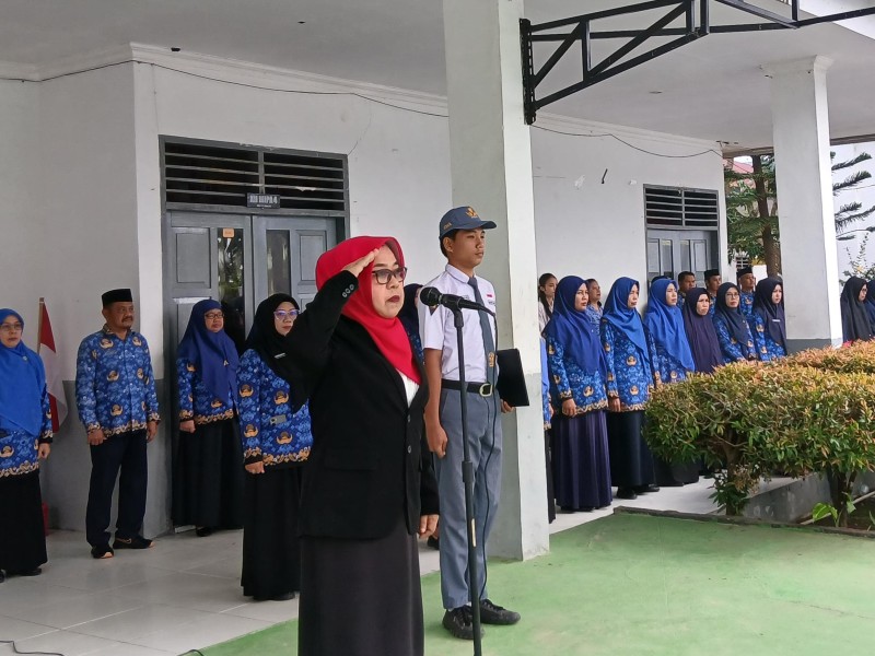 UPTD SMAN 1 Mamuju Peringati HUT Ke-80 RI dengan Upacara Bendera