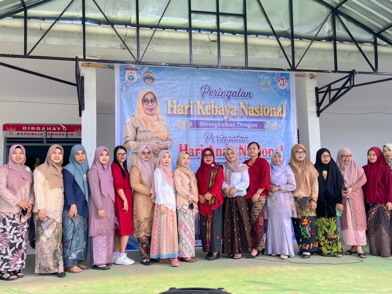 Peringatan Hari Kebaya Nasional dan Hari Anak Nasional Warnai Kebersamaan di UPTD SMAN 1 Mamuju
