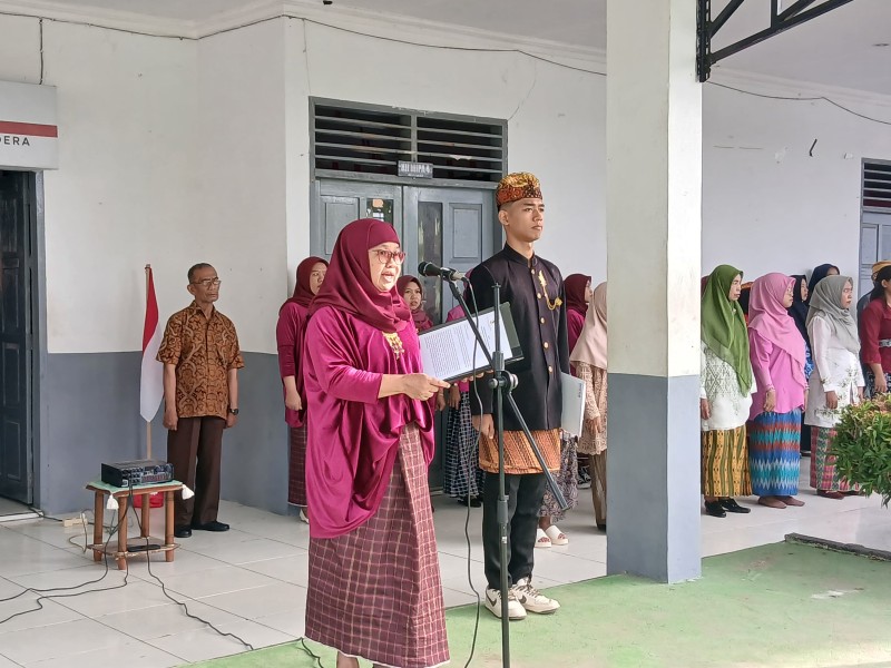 UPTD SMAN 1 Mamuju Gelar Upacara Peringatan Hari Pendidikan Nasional 2026