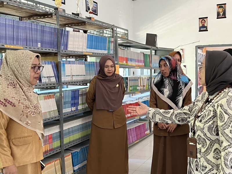 Jalani Visitasi, Perpustakaan SMAN 1 Mamuju Semakin Maju