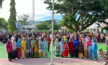 Peringati Hari Pendidikan Nasional, SMAN 1 Mamuju Laksanakan Upacara dengan Pakaian Adat