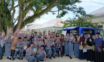 Antusias Siswa UPTD SMAN 1 Mamuju Sambut Kedatangan Perpustakaan Keliling