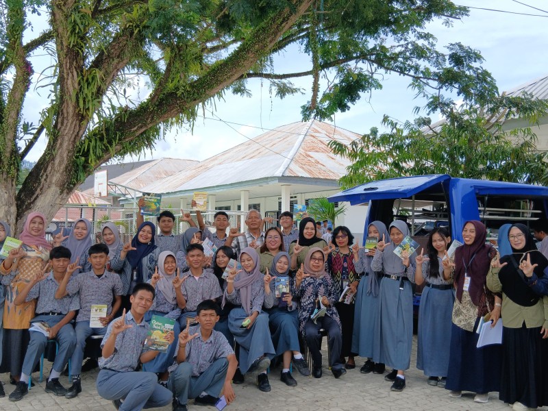 Antusias Siswa UPTD SMAN 1 Mamuju Sambut Kedatangan Perpustakaan Keliling