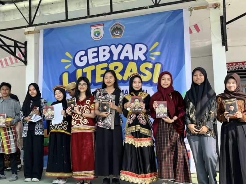 Gebyar Literasi Meriahkan HUT ke-22 Sulawesi Barat di UPTD SMAN 1 Mamuju