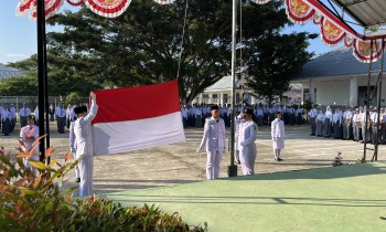 Peringati Hari Kemerdekaan, UPTD SMAN 1 Mamuju Laksanakan Upacara Bendera