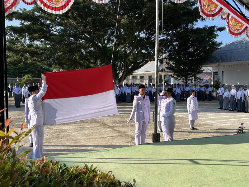 Peringati Hari Kemerdekaan, UPTD SMAN 1 Mamuju Laksanakan Upacara Bendera