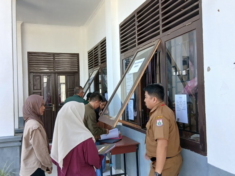 Proses Pendaftaran SPMB Jalur Domisili di UPTD SMAN 1 Mamuju Berlangsung Lancar