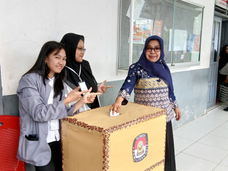 Warga Sekolah UPTD SMAN 1 Mamuju Antusias Ikuti Pemilihan Ketua dan Wakil Ketua OSIS Periode 2025/2026