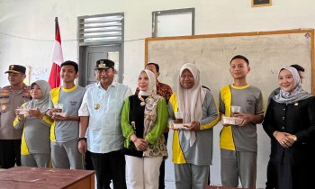 Pj Gubernur Sulawesi Barat Uji Coba Program Makan Bergizi Gratis di UPTD SMA Negeri 1 Mamuju