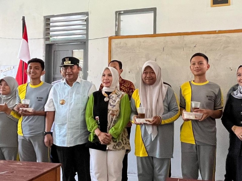 Pj Gubernur Sulawesi Barat Uji Coba Program Makan Bergizi Gratis di UPTD SMA Negeri 1 Mamuju